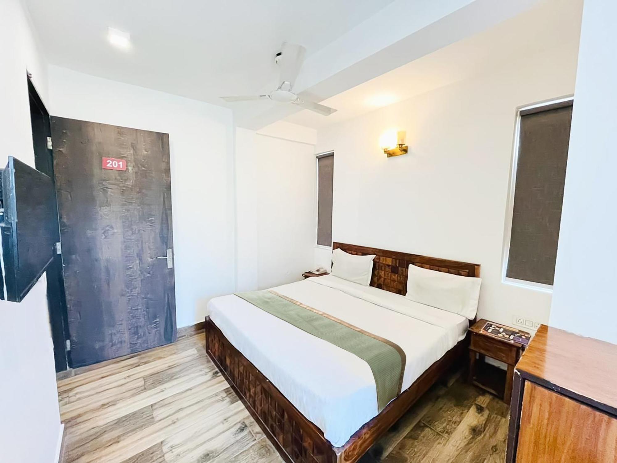 Hotel Blu - Saket Dlf Avenue New Delhi Exterior photo